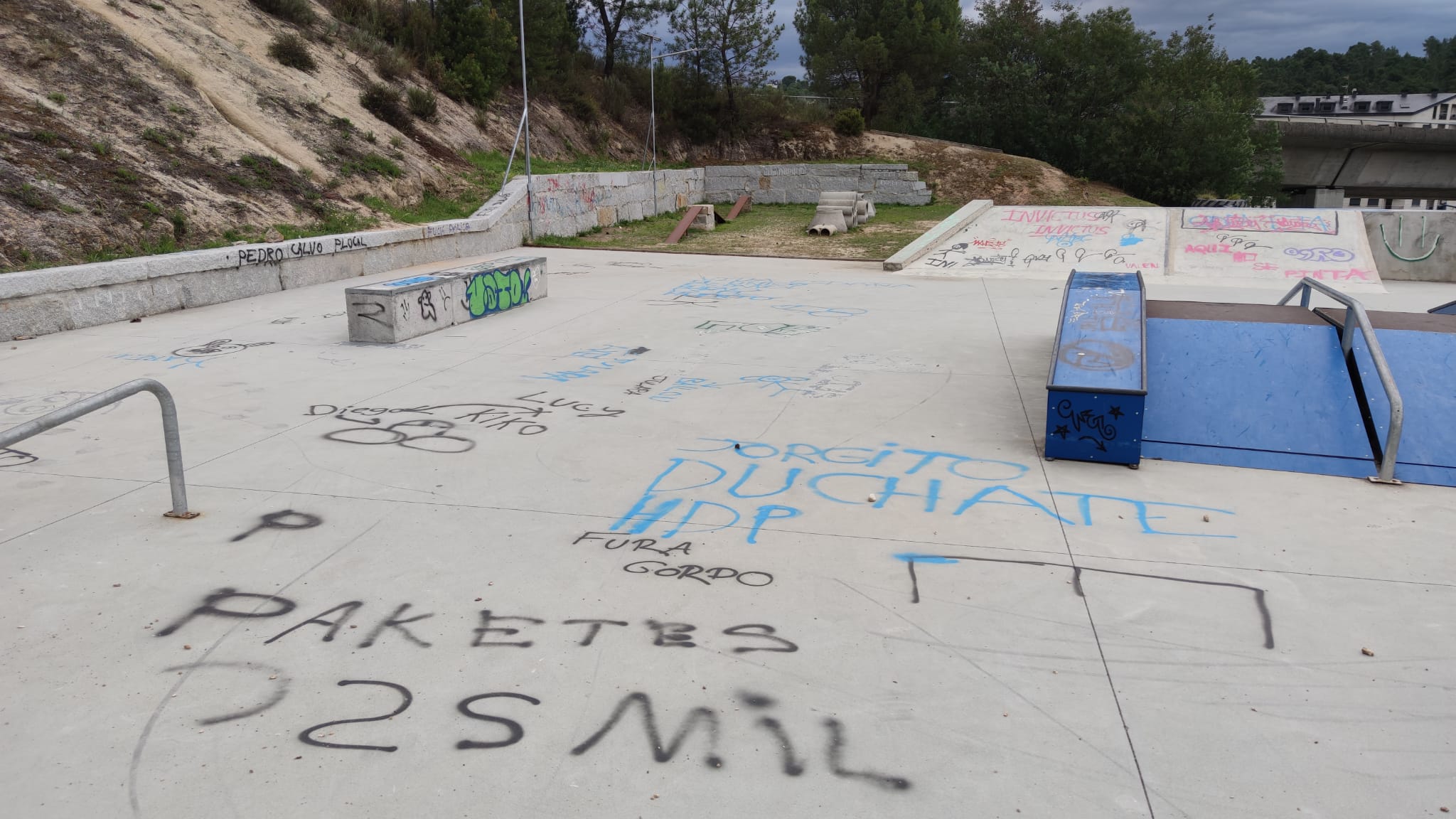Aparece un parque de A Valenzá lleno de pintadas y destrozos 4 Pintadas en el suelo