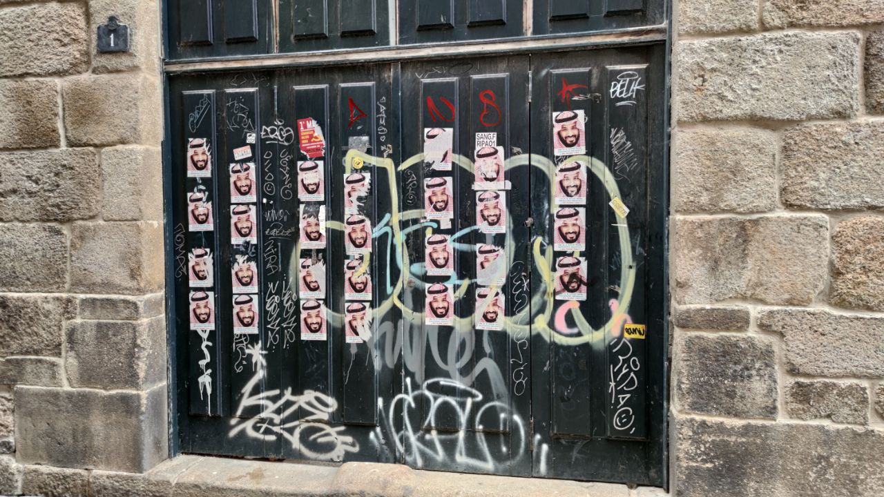 Vandalismo urbano con una puerta lateral del Museo Arqueolóxico Provincial de Ourense 1 Pintadas y pegatinas en el casco antiguo de Ourense