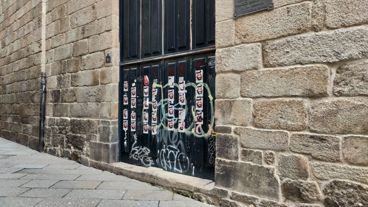 Pintadas y pegatinas junto al Concello de Ourense