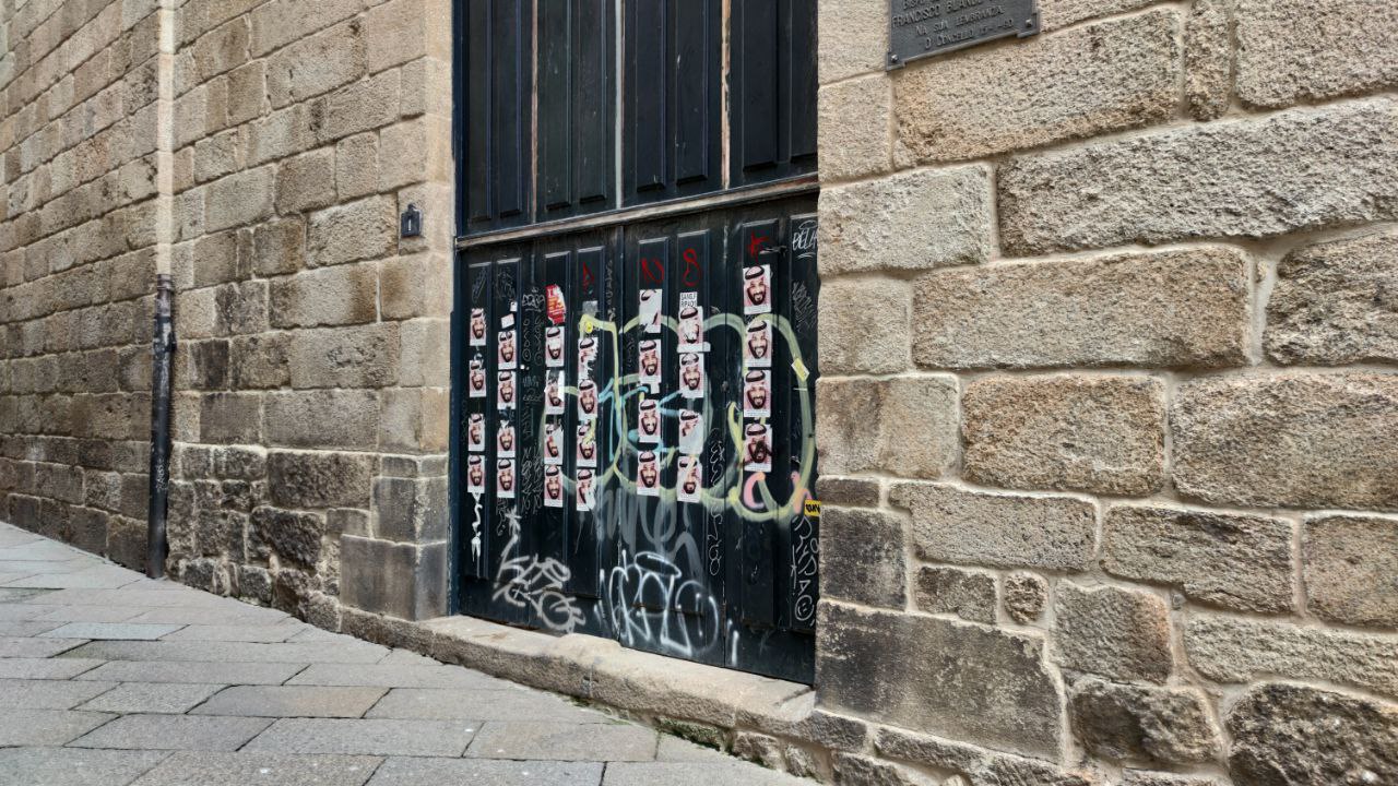 Vandalismo urbano con una puerta lateral del Museo Arqueolóxico Provincial de Ourense 2 Pintadas y pegatinas junto al Concello de Ourense