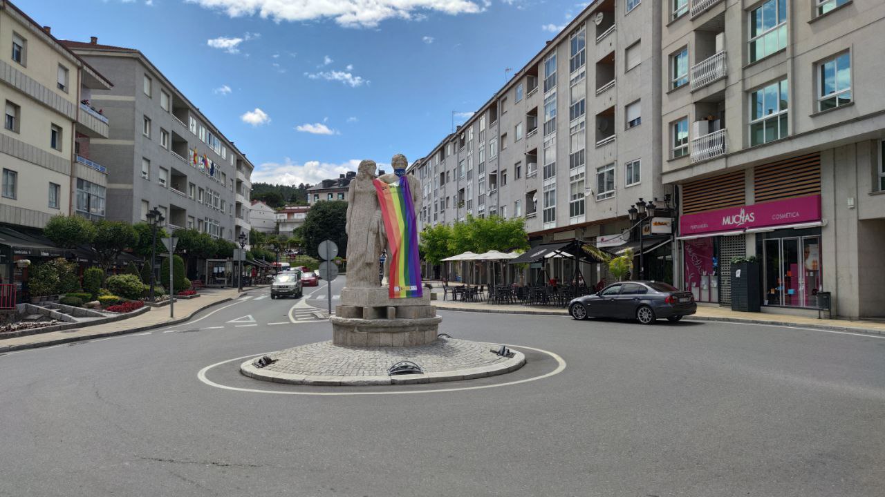 Rotonda de A Valenza avda Celanova Estatua familia