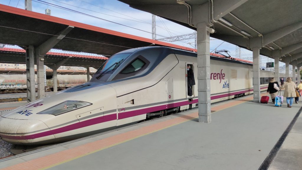 Jácome considera “un desprezo a Ourense absoluto” que o PP diga que o AVE aínda non chegou a Galicia 1 Tren AVE en estación de Ourense