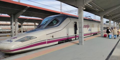 Tren AVE en estación de Ourense