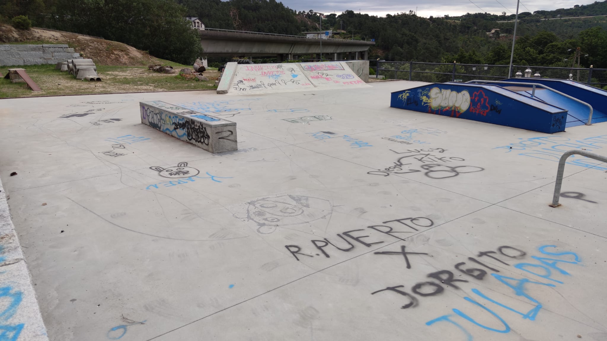 Aparece un parque de A Valenzá lleno de pintadas y destrozos 3 Vandalismo en A Valenzá