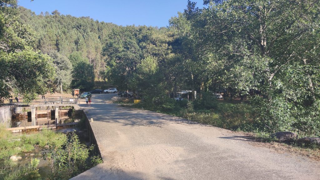 Accesos a la Playa fluvial de As Perdices en Entrimo
