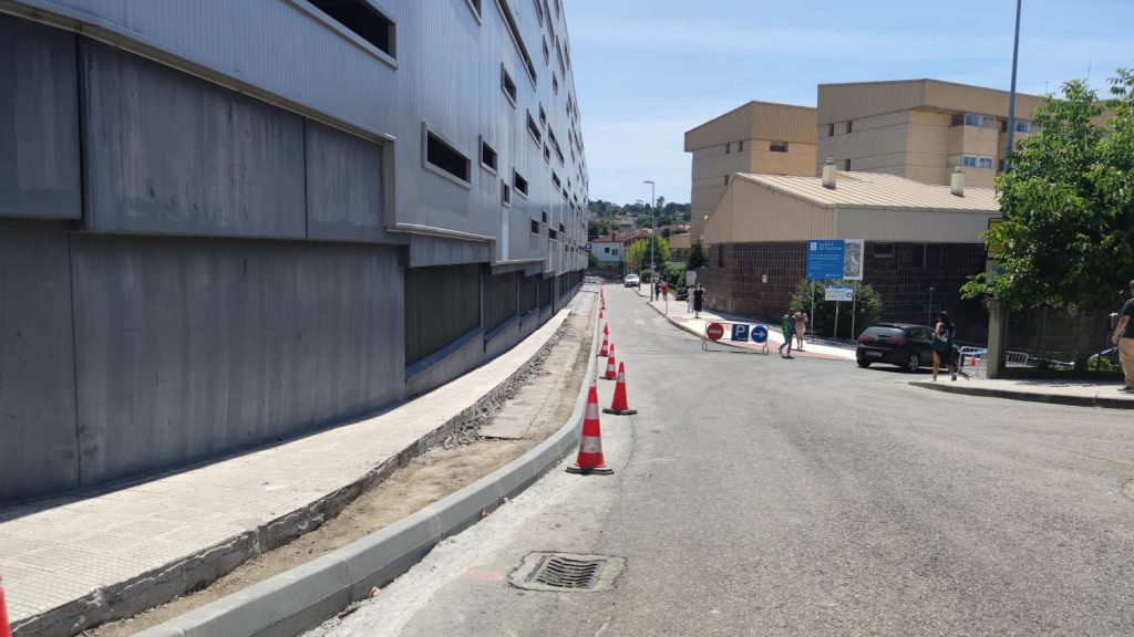 Obras de ampliación de las aceras del parking de la residencia 1 Aceras Chuo obras