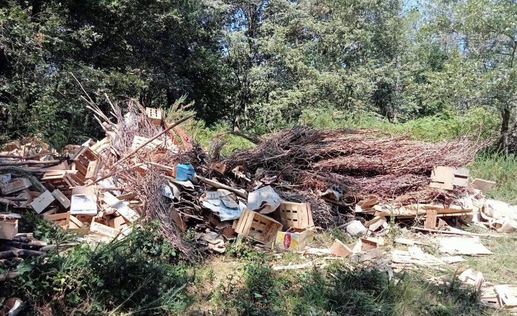 Aparece un novo vertedoiro ilegal en Sande, Cartelle 1 Basura en Cartelle