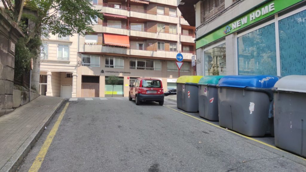 Coche mal aparcado en carcel vieja