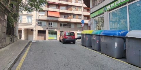 Coche mal aparcado en carcel vieja