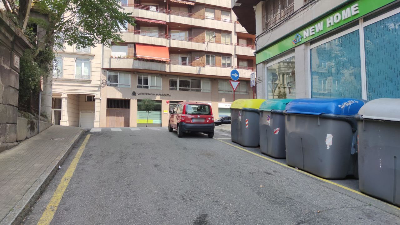 Coche mal aparcado y molestando a los que salen a Progreso 1 Coche mal aparcado en carcel vieja