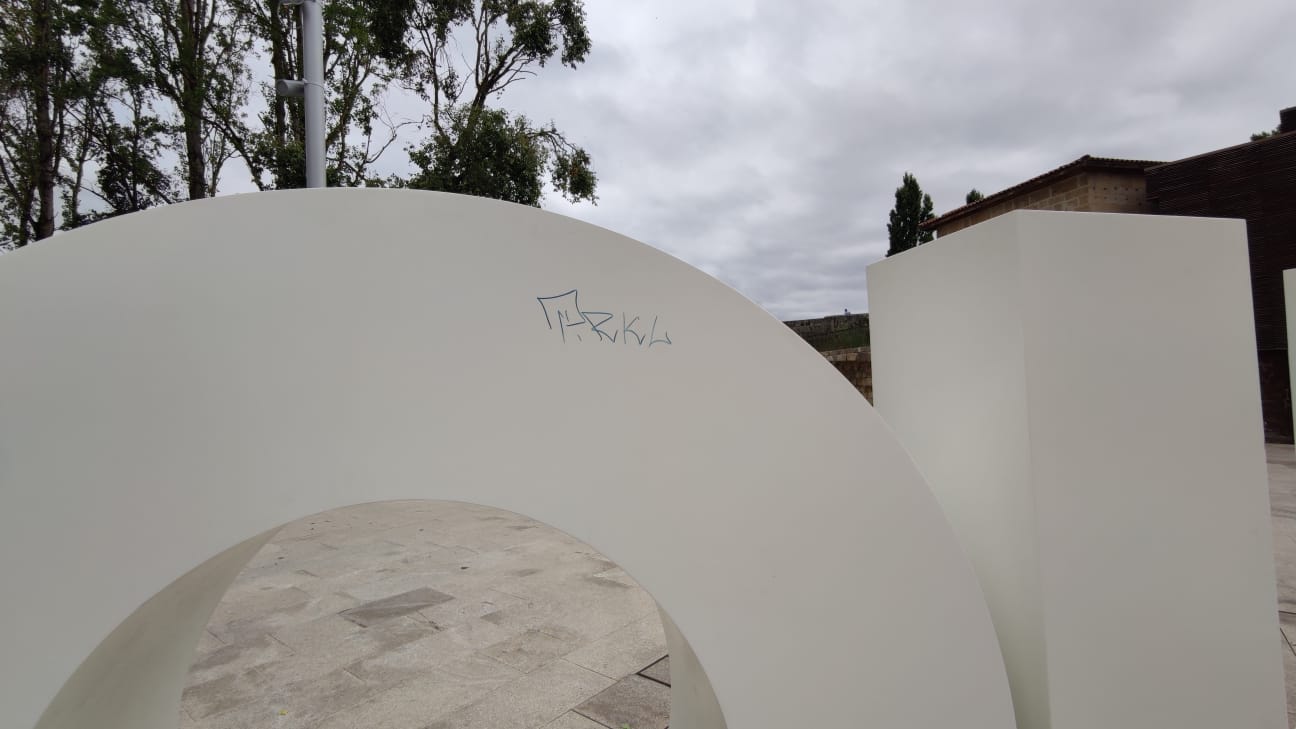 Primeras pintadas en las letras de OURense situadas en la zona de Os Remedios 4 Firmas letras Ourense