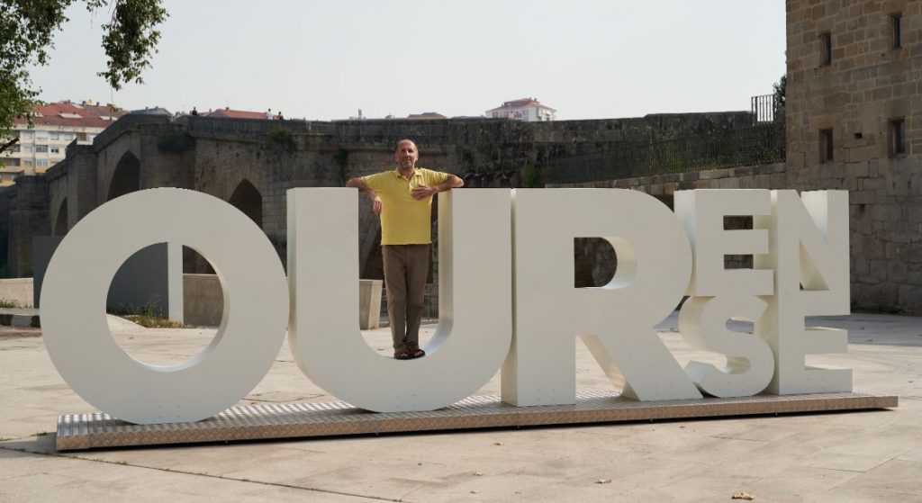 El entorno de A Ponte Romana estrena imagen con una letras corpóreas con el nombre de la ciudad 1 Ourense
