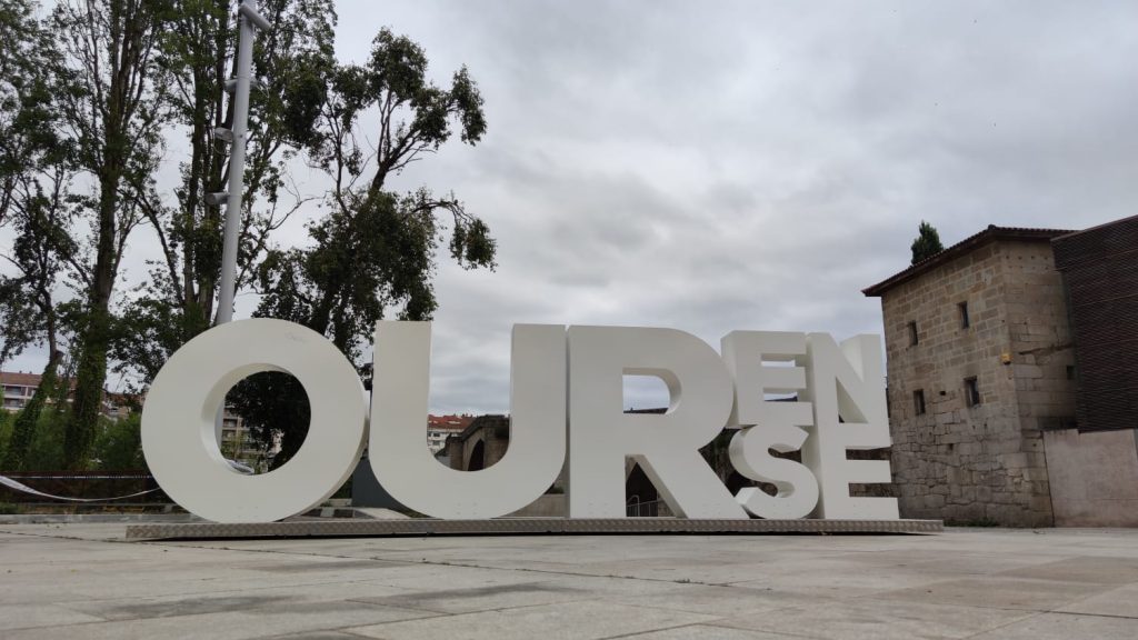 Ourense letrero puente romano letras