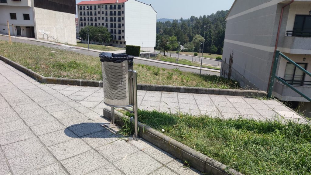 Las quejas de los vecinos de A Valenzá dan sus frutos en menos de 24 horas 1 Papelera arreglada en A Valenzá