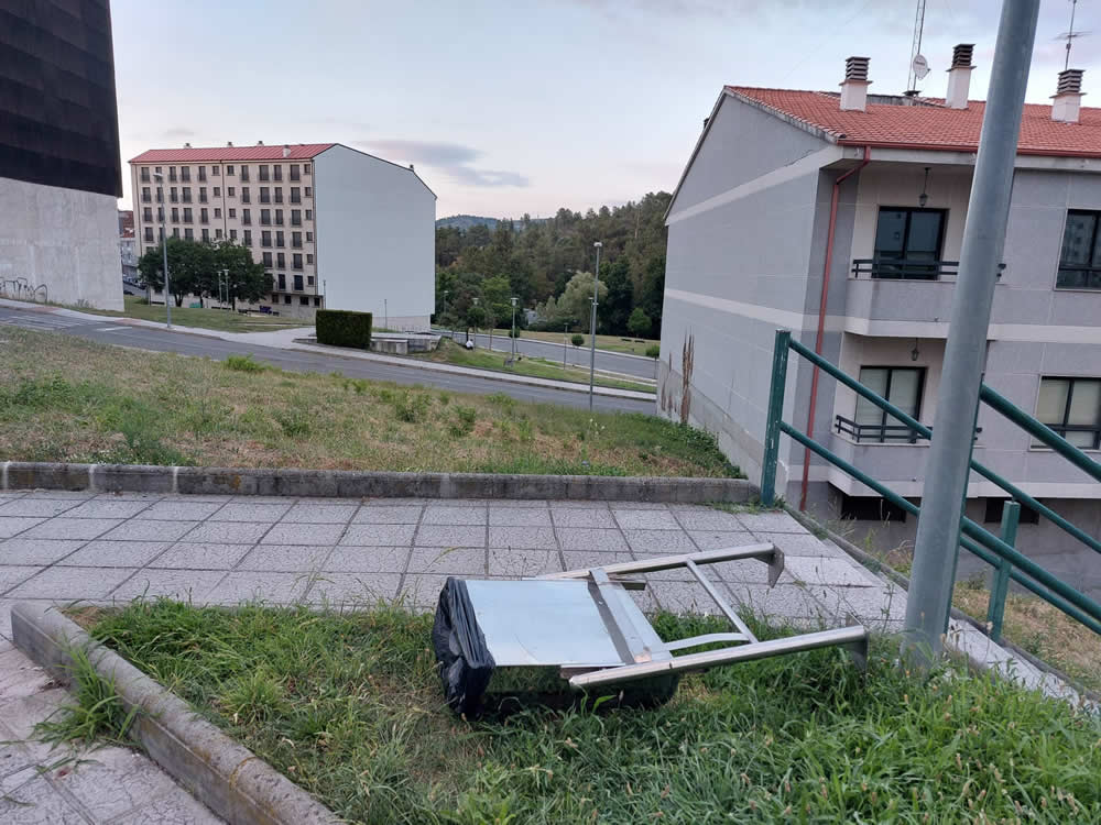 Una papelera tirada desde hace un mes enfada a los vecinos de A Valenzá 1 Papelera tirada en A Valenzá