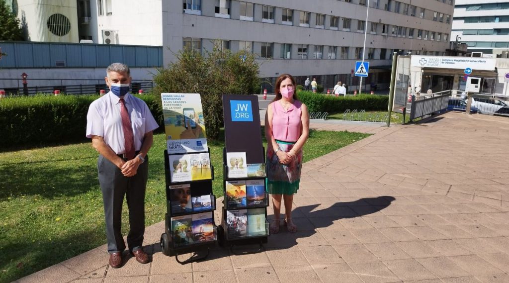 Los testigos de Jehová vuelven a las calles de Ourense tras la pausa de la pandemia 1 Testigos de Jehová