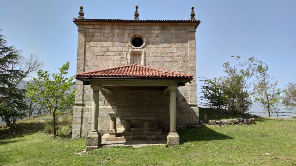 Trasera de la ermita de Nuestra Señora del Xurés Iglesias Lobios