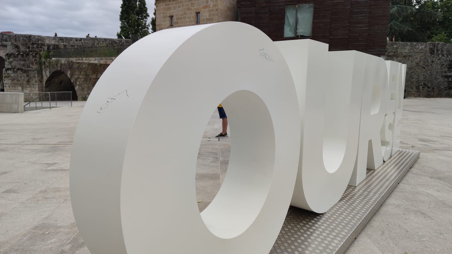 Primeras pintadas en las letras de OURense situadas en la zona de Os Remedios 2 Vándalos Letrero Ourense letras