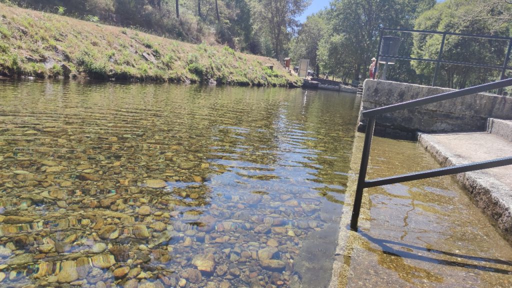 Zona de baño de la Playa fluvial de As Perdices en Entrimo