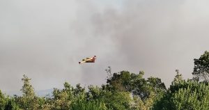 Avión apagando incendios en Ourense