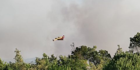 Avión apagando incendios en Ourense