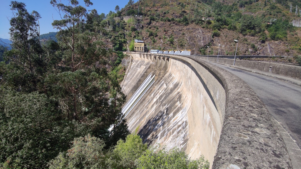 Carretera sobre el Embalse de Os Peares