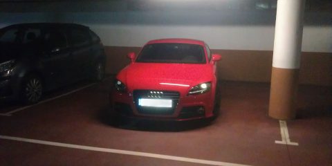 Coche Audi mal aparcado en dos plazas