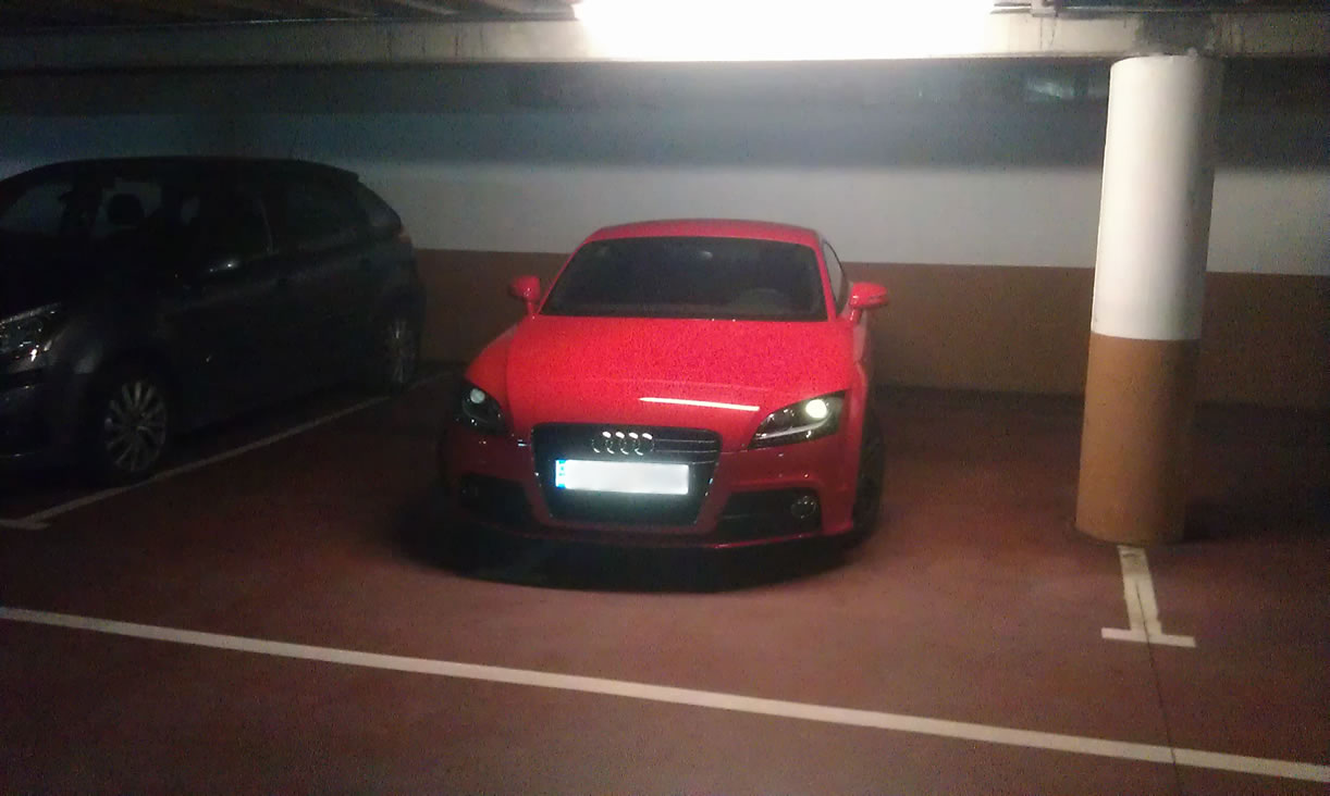 Coche Audi mal aparcado en dos plazas