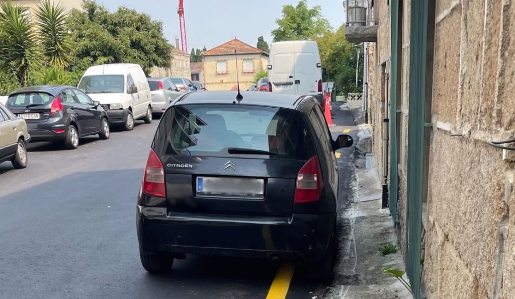 Coche mal Aparcado en Serra Do Faro de día