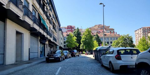 Coches mal aparcados en Avilés de Taramancos
