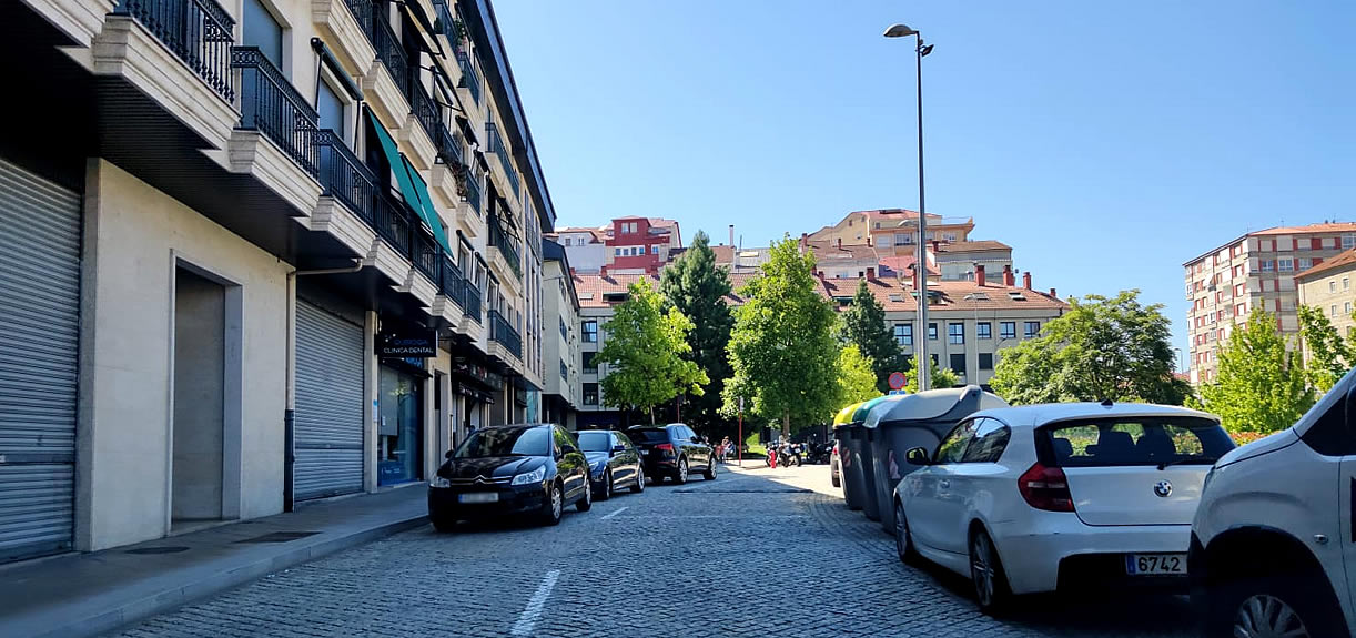 Coches mal aparcados en Avilés de Taramancos