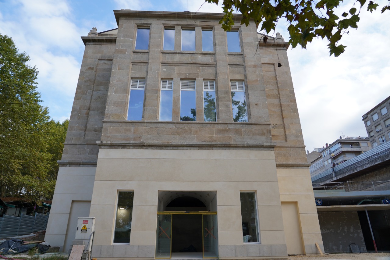 Fachada trasera de la Plaza De Abastos en Obras