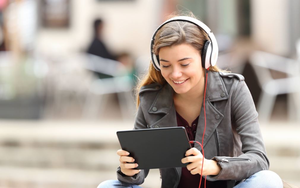 Joven escuchando música con cascos
