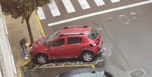 Lavando el coche con el agua de la lluvia