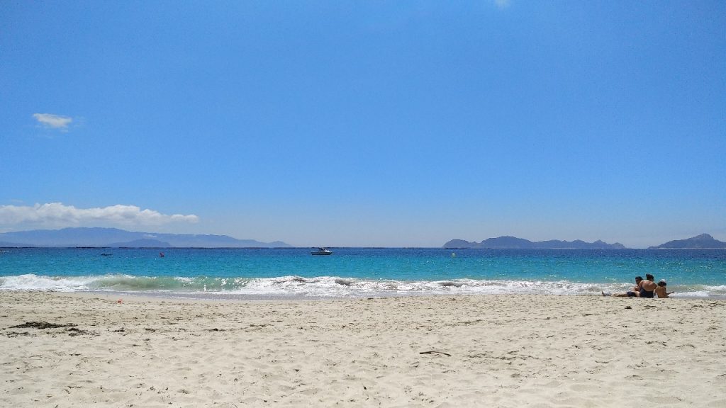 Playa con Islas Cíes al fondo