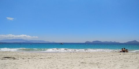 Playa con Islas Cíes al fondo