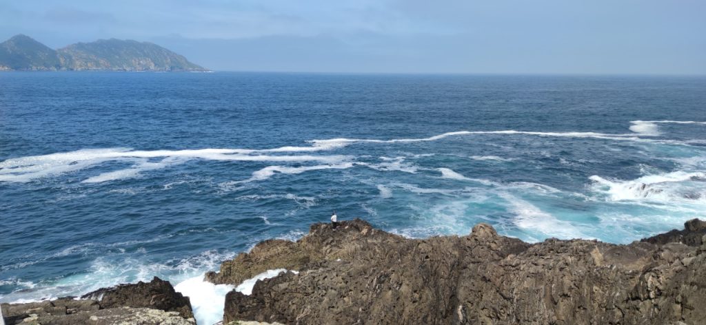 Playa océano atlántico y rocas olas