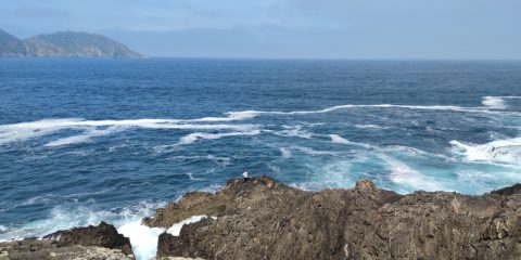 Playa océano atlántico y rocas olas
