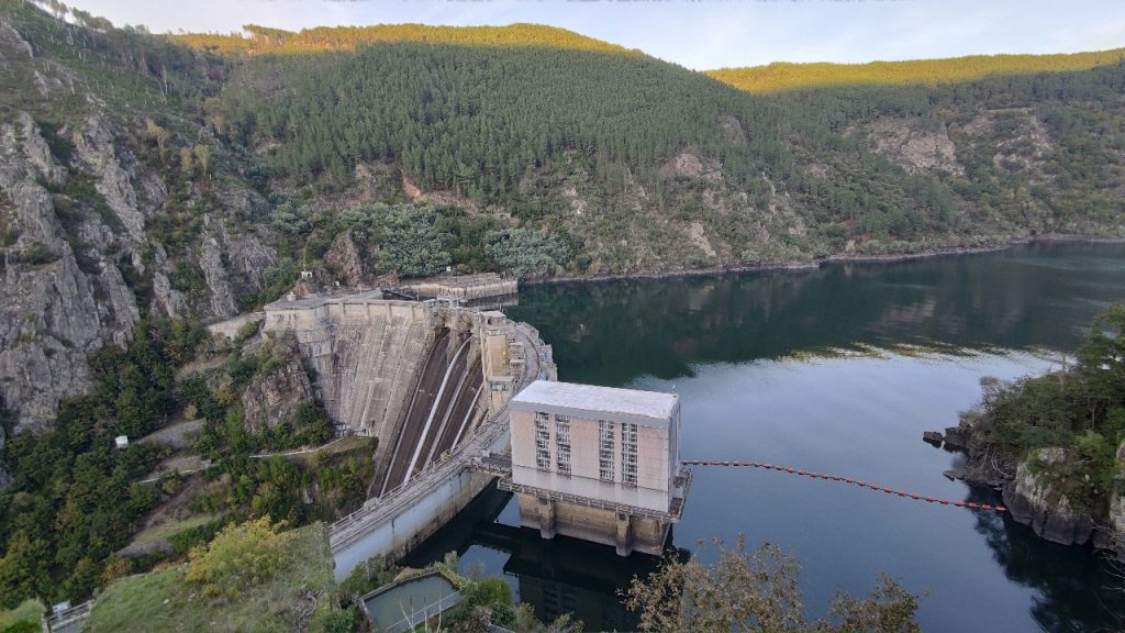 El presidente de la Confederación Hidrográfica Miño-Sil urge a los ayuntamientos a valorar las restricciones horarias de agua 1 Presa de San Estevo en el río Sil en la Ribeira Sacra