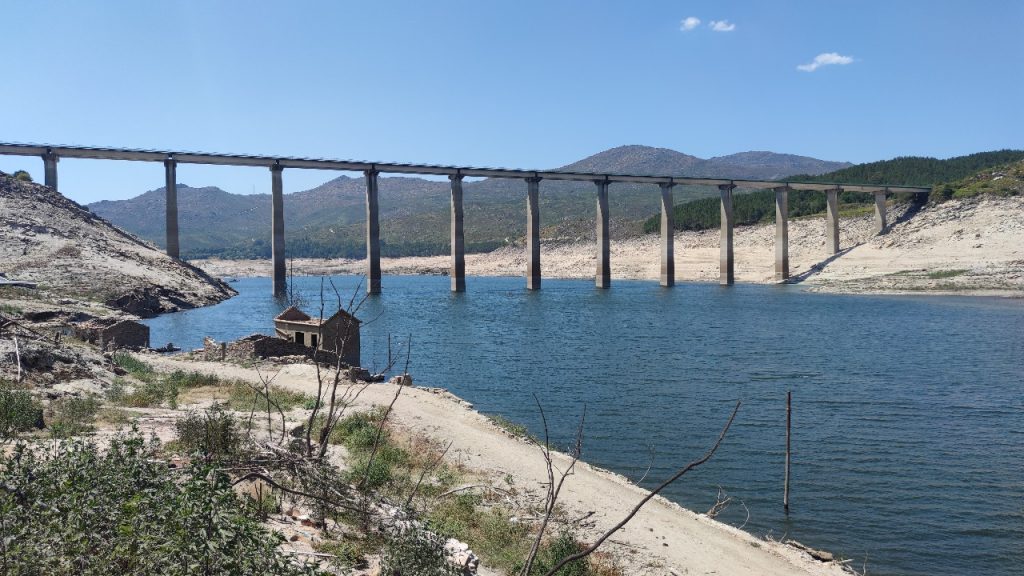 Puente y casas en Aceredo junto al río Arnoia en embalse Lindoso