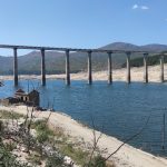 Puente y casas en Aceredo junto al río Arnoia en embalse Lindoso