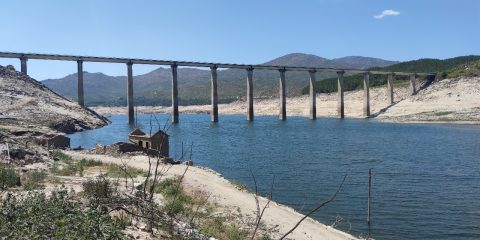 Puente y casas en Aceredo junto al río Arnoia en embalse Lindoso
