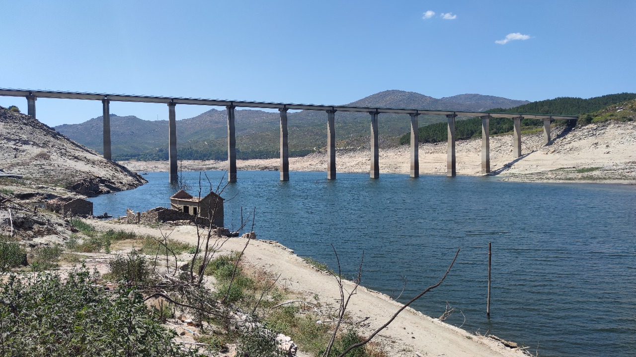 Puente y casas en Aceredo junto al río Arnoia en embalse Lindoso