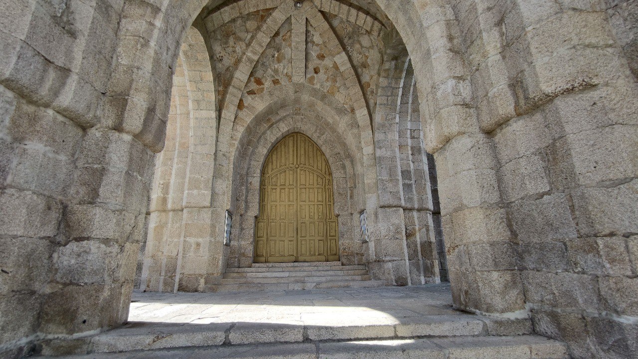 Puerta principal del Templo de la Veracruz en O Carballiño