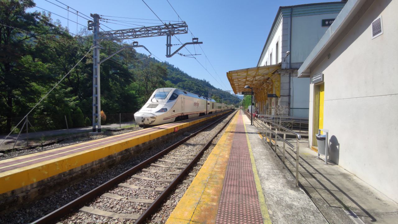 Tren en estación de Os Peares