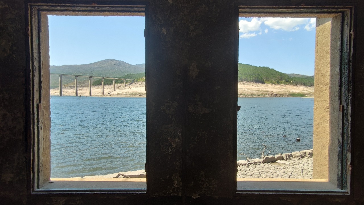 Ventanas al río Arnoia y puente en Aceredo Lobios