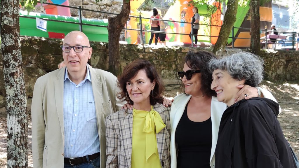 Alcalde de Barbadás Xosé Carlos Valcárcel con Carmen Calvo y Laura Seara y Berta Ojea