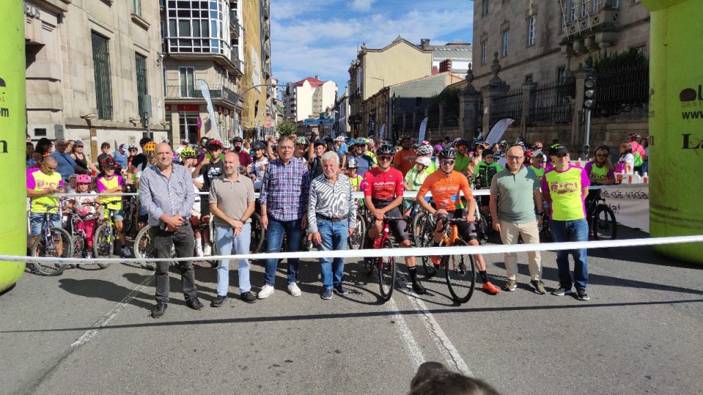 Autoridades participantes y organizadores del Día Da Bici 2022