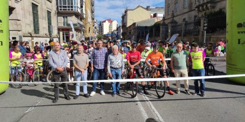 Autoridades participantes y organizadores del Día Da Bici 2022