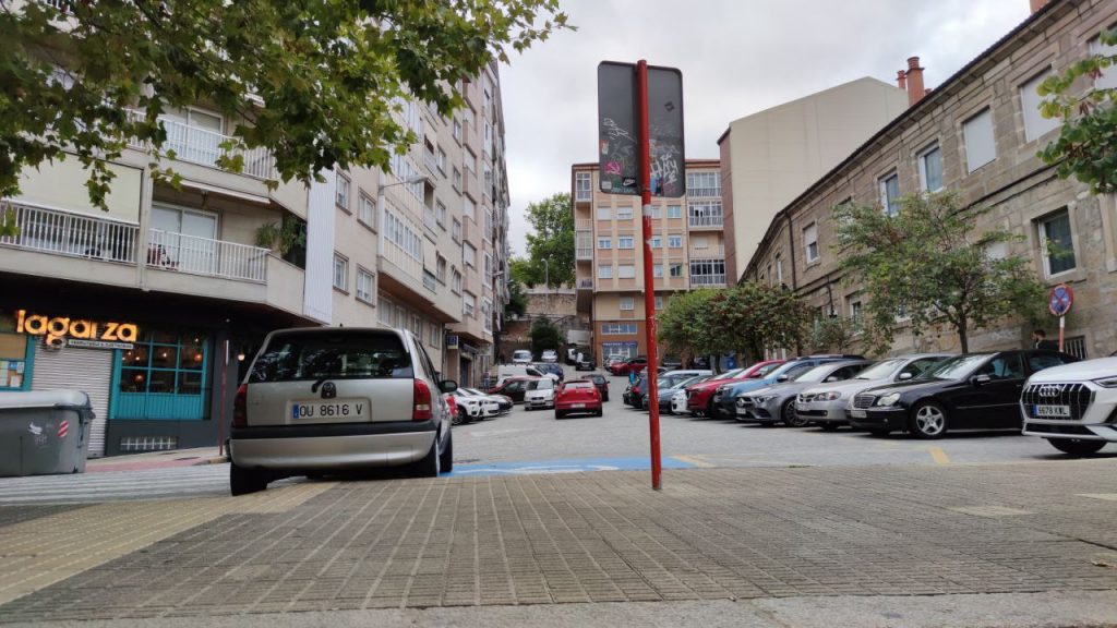 Calle Pérez Serantes junto a Parque de las Mercedes y plaza minusválidos
